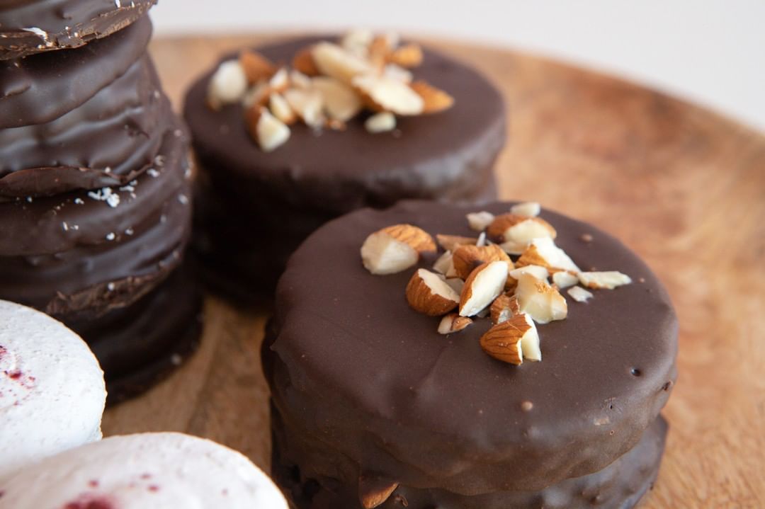 Alfajor choco almendras sin gluten. pagana pasteleria uruguay sin gluten sin azucar 